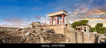 Panorama di Minoan dell'ingresso Nord Propylaeum con la sua carica dipinta releif toro, il sito archeologico del Palazzo di Cnosso, Creta. Al tramonto. Foto Stock