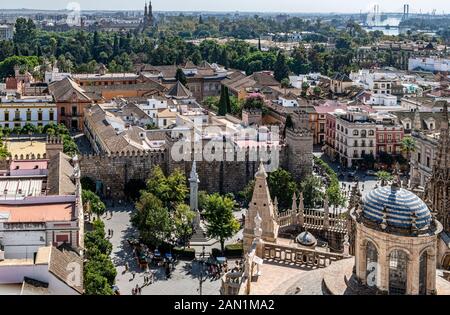 Una vista, dalla Giralda, della Sagrestia principale della Cattedrale di Siviglia. Plaza del Triunfo e Real Alcázar con le lontane torri di Plaza De Espana. Foto Stock