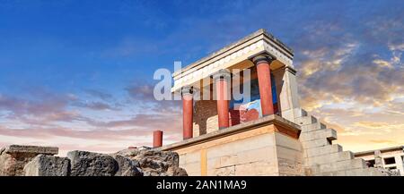 Panorama di Minoan dell'ingresso Nord Propylaeum con la sua carica dipinta releif toro, il sito archeologico del Palazzo di Cnosso, Creta Foto Stock