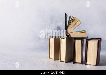 Una pila di vecchi libri di poco. Pagine squallido, danneggiato le copertine dei libri. Foto Stock