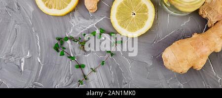 Banner con Detox acqua in bottiglie con ingredienti, zenzero, limone, menta Foto Stock