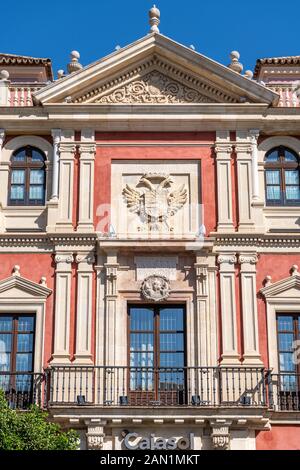 La facciata classica del 16th secolo di Alonso de Vandelvira per il palazzo del Tribunale dell'udienza. Ora un museo e sede della Fondazione Cajasol. Foto Stock