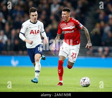 Londra, INGHILTERRA - JANUARY14: L-R Tottenham Hotspur's Giovani lo Celso e Marvin Johnson di Middlesbroughduring Emirates fa Cup Terzo turno Risposta partita tra Tottenham Hotspur e Middlesborough il 14 gennaio 2020 al Tottenham Hotspur Stadium, Londra, Inghilterra. Foto Stock