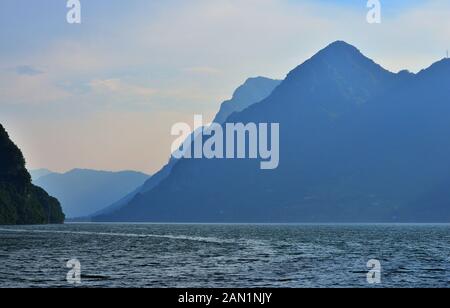 Le prime ombre della sera si scende sul lago Foto Stock