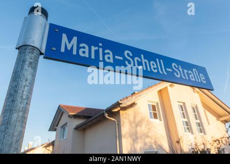 15 gennaio 2020, Baviera, Wasserburg Am Inn: Maria Schell Strasse è su un cartello stradale. In un'area di sviluppo, la strada è stata chiamata dopo l'attrice. Il 15 gennaio 2020 Maria Schell avrebbe avuto 94 anni. Foto: Armin Weigel/Dpa Foto Stock