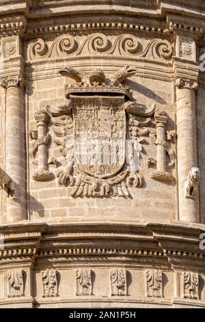 Lo stemma di Carlo 1, Re di Spagna e Sacro Romano Imperatore, scolpito sulle mura della Cattedrale di Siviglia. Foto Stock