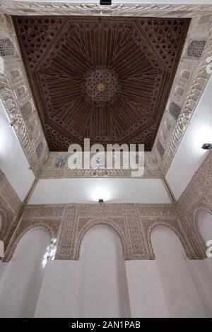 Il soffitto ottagonale a cassettoni e stucchi musulmani ornamentali della Sala de Justica (Sala della Giustizia) o della Sala del Consejo nella Alcázar reale Foto Stock