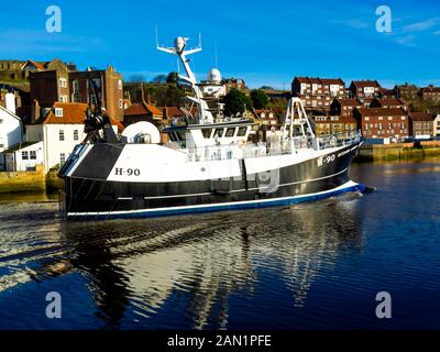 Una barca da pesca H90 chiamata "Guiding Light" sulla sua strada verso il porto di Whitby Foto Stock