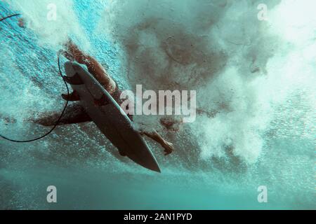 surfista su surf, colpo subacqueo Foto Stock