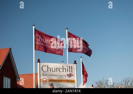 Littlehampton, West Sussex, Regno Unito, Gennaio, 15, 2020, Churchill pensionamento bandiere viventi pubblicità un nuovo recente sviluppo. Foto Stock