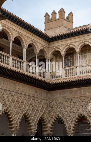 Particolare del diamante sebka stuck nel patio de las Doncellas, Real Alcázar, e gli archi della Galeria Alto, sopra. Foto Stock