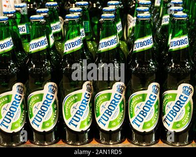 Birra Tuborg vista in un negozio Foto Stock