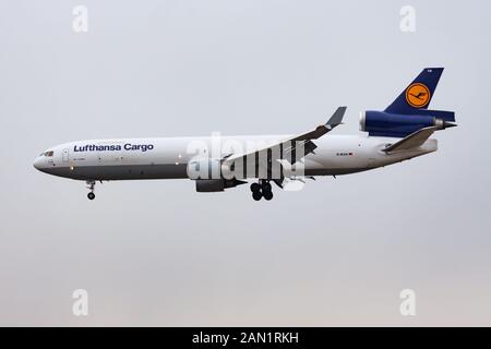 Francoforte / Germania - 7 dicembre 2012: Lufthansa Cargo MD-11 D-ALCA cargo aereo atterraggio all' aeroporto di Francoforte Foto Stock