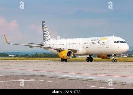 Stuttgart, Germania - 6 Giugno 2018: Vueling Airbus A321 aereo all'aeroporto di Stoccarda (STR) in Germania. Airbus è un costruttore di aeromobili da Toulous Foto Stock