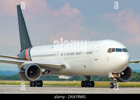 Stuttgart, Germania - 16 dicembre 2018: Tiziano Airways Boeing 767 aereo all'aeroporto di Stoccarda (STR) in Germania. Boeing è un costruttore di aeromobili b Foto Stock