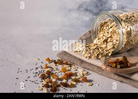 Ciotola con utili fiocchi d'avena su uno sfondo luminoso. Il concetto di cucina di avena. cibo sano. dieta Foto Stock