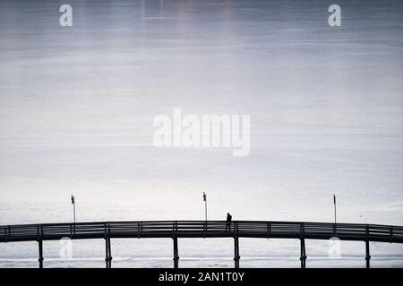 Seeon, Germania. 15th Gen 2020. Una persona sul ponte di collegamento al monastero di Seeon credito: Lino Mirgeler/dpa/Alamy Live News Foto Stock