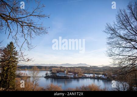 Seeon, Germania. 15th Gen 2020. Il monastero di Seeon, sede della riunione chiusa del gruppo parlamentare CSU, si può vedere dietro gli alberi a Klostersee. Credito: Lino Mirgeler/Dpa/Alamy Live News Foto Stock