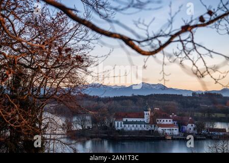 Seeon, Germania. 15th Gen 2020. Il monastero di Seeon, sede della riunione chiusa del gruppo parlamentare CSU, si può vedere dietro gli alberi a Klostersee. Credito: Lino Mirgeler/Dpa/Alamy Live News Foto Stock