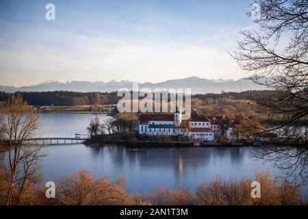 Seeon, Germania. 15th Gen 2020. Il monastero di Seeon, sede della riunione chiusa del gruppo parlamentare CSU, si può vedere dietro gli alberi a Klostersee. Credito: Lino Mirgeler/Dpa/Alamy Live News Foto Stock