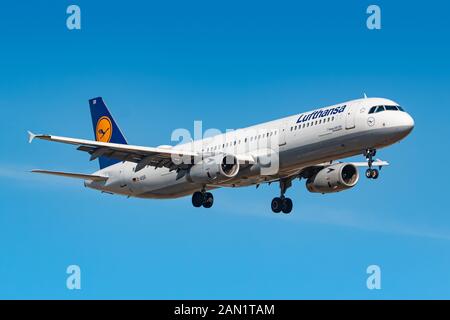 Francoforte, Germania - Luglio 8, 2018: Lufthansa Airbus A321 aereo all'aeroporto di Francoforte (FRA) in Germania. Airbus è un costruttore di aeromobili da T Foto Stock