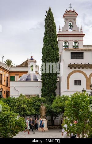 Il campanile, la cupola e la lanterna del Convento de la Encarnación Sevilla, o Convento dell'Incarnazione, in Plaza de la Virgen de los Reyes. Foto Stock