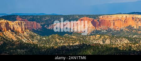 Un'ampia presentazione panoramica dal Bryce Canyon National Park, Utah, Stati Uniti Foto Stock