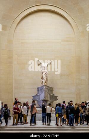 Statua della Vittoria Alata "Victoire de Samotracia" nel Museo del Louvre, Parigi, Francia Foto Stock