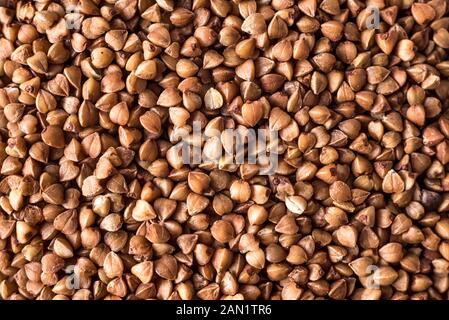 Un sano del grano saraceno in una ciotola isolato su sfondo grigio close-up con posto per il testo Foto Stock