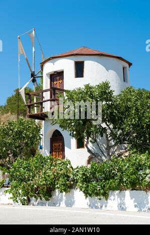 Vecchio mulino trasformato in greco tradizionale ristorante a Monolithos, Rodi, Grecia Foto Stock