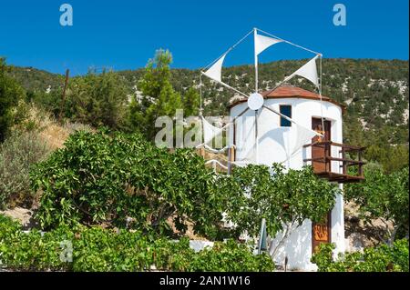 Vecchio mulino trasformato in greco tradizionale ristorante a Monolithos, Rodi, Grecia Foto Stock