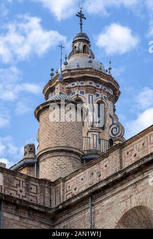 La cupola decorata, la cupola e le torri della Iglesia de la Anunciación sorgono sopra la facciata relativamente austera della chiesa. Foto Stock