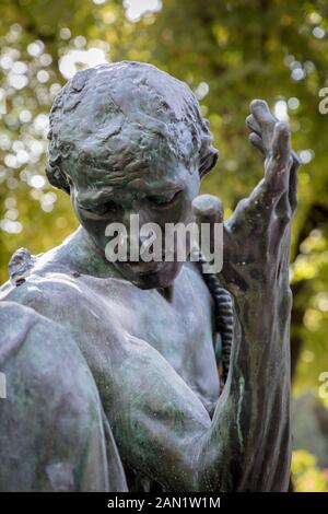 Dettaglio della copia Bronze di Les Bourgeois de Calais - i Burghers di Calais, la scultura di Auguste Rodin nel giardino al Musee Rodin, Parigi, Francia Foto Stock