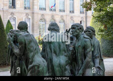 Copia in bronzo di Les Bourgeois de Calais - i Burghers di Calais, la scultura poignant di Auguste Rodin nel giardino al Musee Rodin, Parigi, Ile-de-France Foto Stock