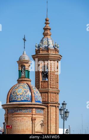 La cupola ornata e il campanile ottagonale della Capillita del Carmen de Puente de Triana del 1927 di Aníbal González Álvarez-Ossorio, una piccola cappella di Siviglia. Foto Stock