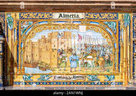 Una delle 48 Alcova delle Province, in Plaza de España, con la loro decorazione in ceramica Sevillian Azulejos molto ornata. Foto Stock