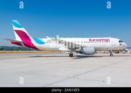 Stuttgart, Germania - 14 Luglio 2018: Eurowings Airbus A320 aereo all'aeroporto di Stoccarda (STR) in Germania. Airbus è un costruttore di aeromobili da Toul / Rosieres Foto Stock