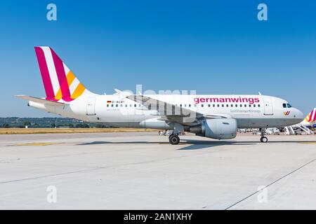 Stuttgart, Germania - 14 Luglio 2018: Germanwings Airbus A319 in aereo all'aeroporto di Stoccarda (STR) in Germania. Airbus è un costruttore di aeromobili da a Foto Stock