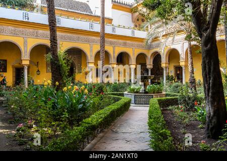 Il patio Principal nel Palacio de las Dueñas in Calle Dueñas. Foto Stock