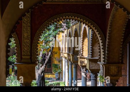 Gli elaborati archi in multifoglio conducono al patio principale del Palacio de las Dueñas Foto Stock