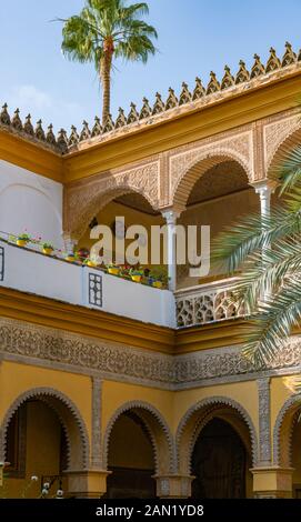 La galleria d'arte gotica-moresca intorno al patio de las Palmeras in stile andaluso, il pezzo centrale del Palacio de las Dueñas di Siviglia Foto Stock