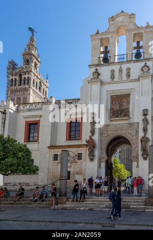 Il campanile la Giralda della Cattedrale di Siviglia e la Puerta del Perdón, l'ex minareto e l'ingresso, rispettivamente, per la moschea originale sul sito Foto Stock