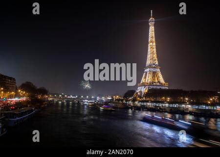 Luci e fuochi d'artificio alla Torre Eiffel segnano mezzanotte a Capodanno. Foto Stock