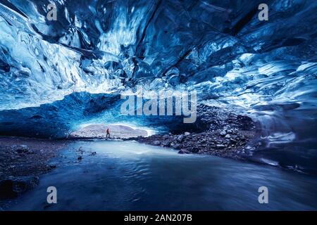 Blu grotta di ghiaccio nel ghiacciaio Vatnajokull, Islanda Foto Stock