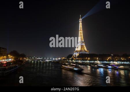 La Torre Eiffel si illumina a mezzanotte la vigilia di Capodanno 2020. Foto Stock