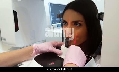 Dentista professionale tenendo apparecchiature odontoiatriche a raggi x e immagine, high-end radiografia medica Foto Stock