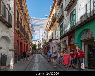 Edifici colorati che fiancheggiano Calle Hernando Colón a Siviglia Foto Stock