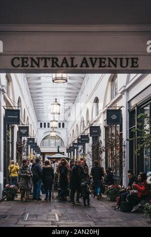 London, Regno Unito - 24 Novembre 2019: la gente che camminava sul viale centrale all'interno del mercato di Covent Garden, una delle più popolari attrazioni turistiche di Londra, selet Foto Stock