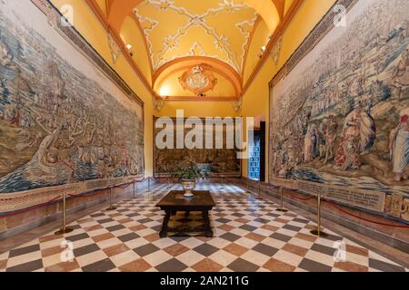 La Salón de los Tapices (Sala degli Arazzi) di Sebastian Van der Borcht nell'Alcazar reale, è adornata con arazzi della serie conquista di Tunisi Foto Stock