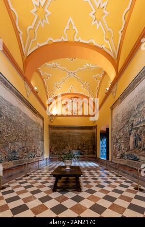 La Salón de los Tapices (Sala degli Arazzi) di Sebastian Van der Borcht nell'Alcazar reale, è adornata con arazzi della serie conquista di Tunisi Foto Stock